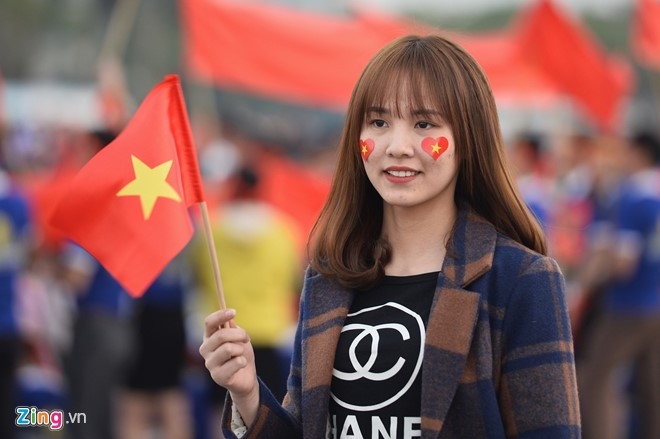 Co dong vien bat dau vao san lam nong khan dai My Dinh hinh anh 1