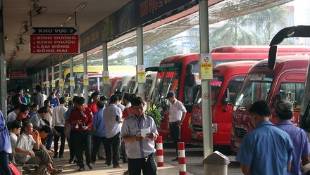 Kết quả hình ảnh cho ​Cháy vé xe tết về các tỉnh miền Trung