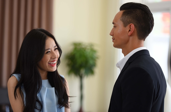 chi-pu-bat-cuoi-khi-quay-canh-hon-kim-ly-1
