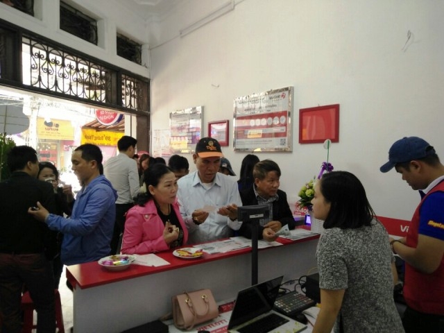 ha noi: nguoi dan do xo mua ve so ngay vietlott mo thuong hinh anh 2