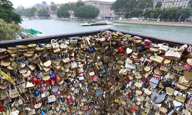 Paris ban 65 tan 'khoa tinh yeu' quyen tien cho nguoi ti nan hinh anh 1