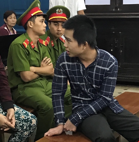 Tuấn quay tìm người thân khi tòa nghị án