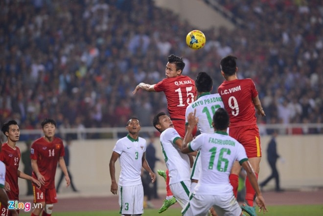 Viet Nam 0-0 Indonesia (HT): Cong Vinh danh dau doi cot hinh anh 1