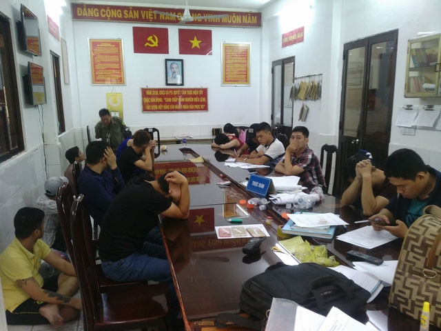 Các dân chơi bị đưa về trụ sở để làm việc