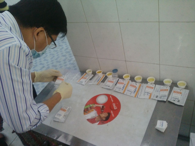 Lực lượng chức năng kiểm tra nước tiểu để xác định dân chơi có sử dụng ma túy hay không