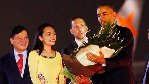  Mỹ Linh diện áo dài màu vàng rạng rỡ bên Tổng thống Mỹ 