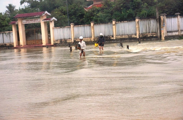 anh, clip: lu du ngap nha, nguoi dan binh dinh vat va chong choi hinh anh 1