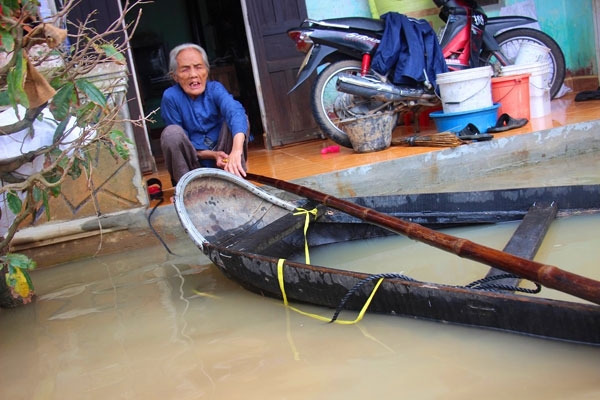 anh, clip: lu du ngap nha, nguoi dan binh dinh vat va chong choi hinh anh 7