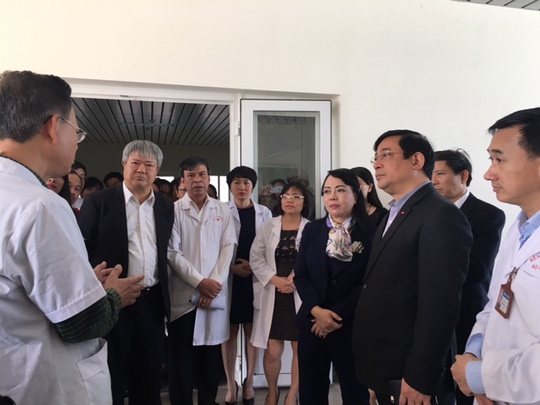 Bộ trưởng Y tế “nóng mặt” nhìn cảnh 4 bệnh nhân/giường