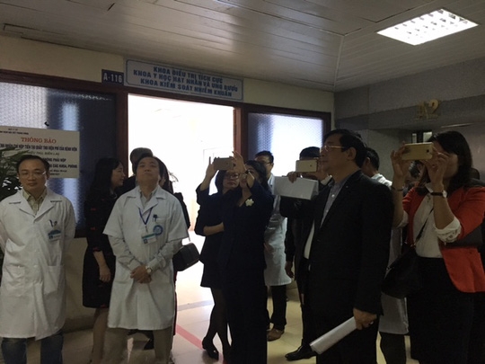  Bộ trưởng Bộ Y tế ghi lại hình ảnh sạch đẹp tại khu vực nhà vệ sinh tại Bệnh viện Nội tiết Trung ương 
