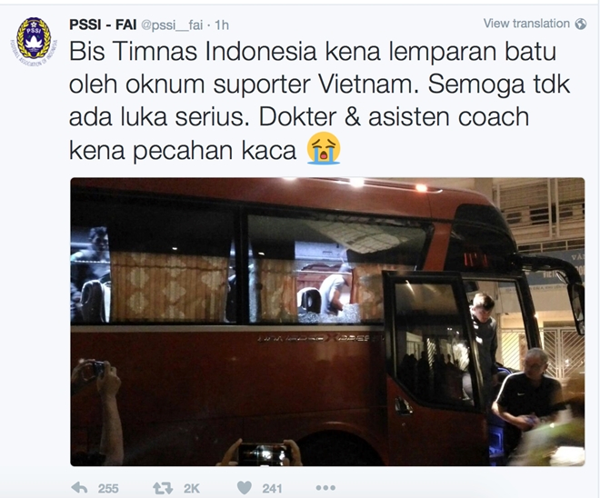 Fan Indonesia chi trich fan Viet Nam vu xe bus bi nem da hinh anh 1