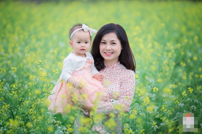 Không thể tin được người phụ nữ xinh đẹp này đã là bà nội tuổi 51! - Ảnh 1.