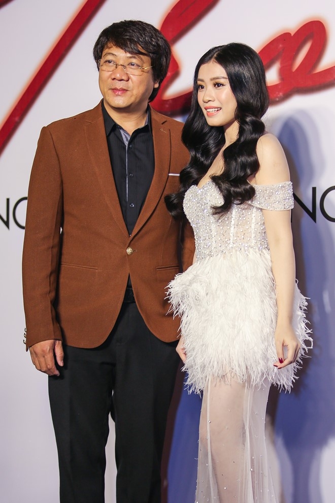 Mr. Dam mang hoa den chuc mung Sao mai Thu Hang hinh anh 7