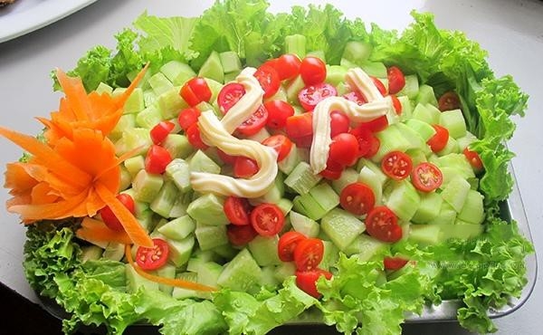 Sai lam khi an ca chua cung dua chuot hinh anh 1