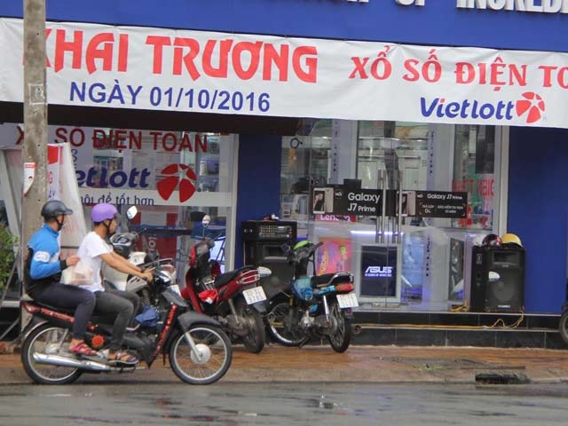 Nhiều điểm bán vé số Vietlott mọc lên như nấm ở miền Tây.