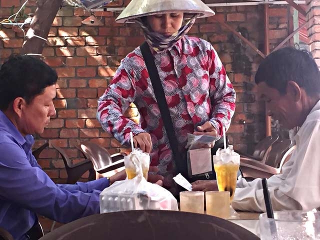 Người bán vé số “kiểu Mỹ” dạo trên địa bàn TP.Rạch Giá, tỉnh Kiên Giang.