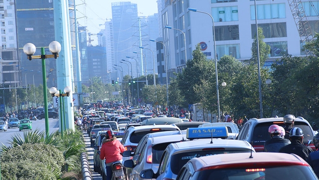 Theo Sở GTVT Hà Nội, xe buýt nhanh (BRT) tuyến Kim Mã - Yên Nghĩa sẽ chính thức đi vào hoạt động từ 15/12 với tần suất 5 phút/lượt xe. Tổng chiều dài toàn tuyến là 14km, dự kiến xe đi trong khoảng 40 - 45 phút. Tuy nhiên, theo ghi nhận của phóng viên Dân trí, lộ trình của xe buýt có nhiều đoạn thường xuyên trong tình trạng ùn ứ, nhất là vào giờ cao điểm. Trong ảnh là đường Tố Hữu, nằm trong lộ trình xe buýt nhanh, đang trong tình trạng ùn ứ phương tiện nghiêm trọng vào giờ cao điểm.