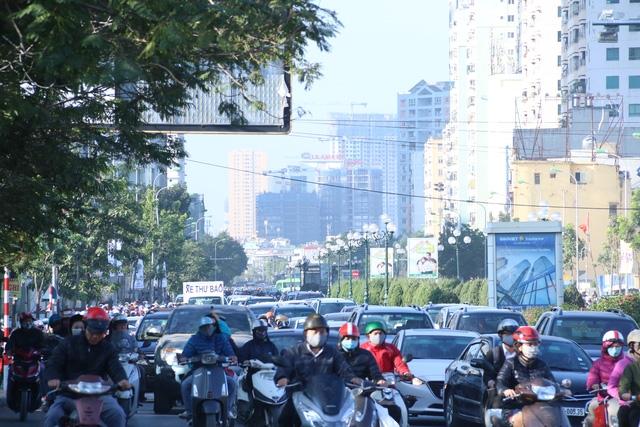 Giờ cao điểm buổi sáng tại nút giao thông Lê Văn Lương hướng di chuyển lên cầu vượt Láng Hạ. Các phương tiện giao thông luôn phải xếp hàng chờ đợi, thậm chí không thể di chuyển được do lượng phương tiện tham gia giao thông quá đông.