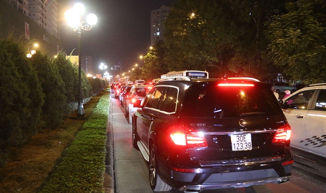 Phần đường bê tông được thiết kế dành riêng cho xe buýt nhanh luôn bị ô tô chiếm như thế này trong giờ cao điểm. Hình ảnh được ghi tại nút giao thông Hoàng Ngân - Lê Văn Lương.