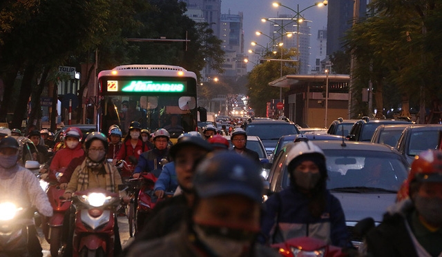 Hình ảnh một chiếc xe bus thông thường đang đánh vật để đi qua được cầu vượt Láng Hạ sang đường Lê Văn Lương.
