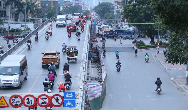 Phần đường trên mặt cầu và phía dưới được chắn tôn để phục vụ thi công nâng cấp. Việc này ảnh hưởng không nhỏ đến giao thông đi lại, một số phương tiện bị cấm nhất là tacxi.