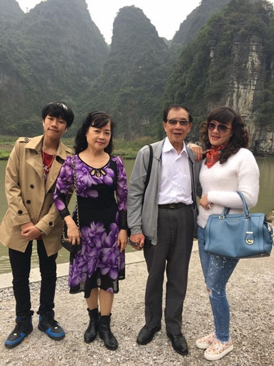 Nghệ sĩ Vân Dung cùng bố mẹ và con trai (ngoài cùng bên trái).