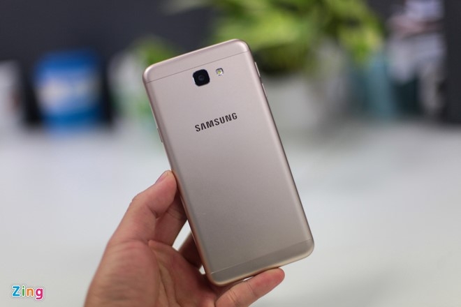 Anh thuc te Samsung Galaxy J5 Prime gia 5 trieu vua len ke hinh anh 2