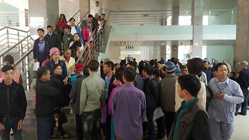 Thấy sự xuất hiện của Bộ trưởng Bộ Y tế, rất nhiều bệnh nhân tại cơ sở K3 Tân Triều kéo đến, quây bộ trưởng phản ánh về những bức xúc tại BV.