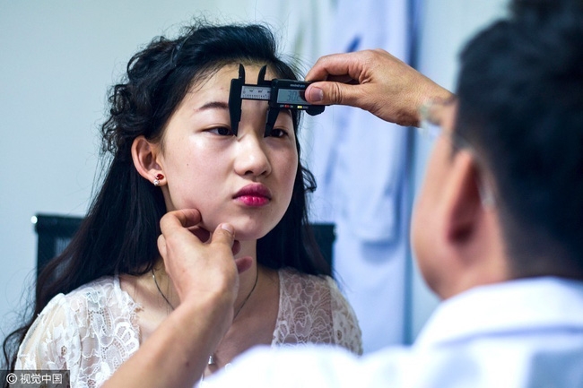 Cô gái 19 tuổi bất chấp tất cả phẫu thuật để trở thành Lưu Diệc Phi thứ hai - Ảnh 4.