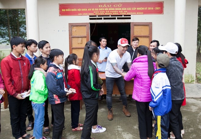 Tuan Hung tang lon rung cho ba con mien Trung hinh anh 2