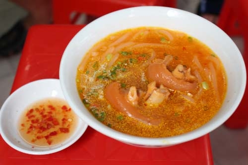 Đi canh giờ, xếp hàng chờ ghế: Quán ăn 'không nhanh hết phần'