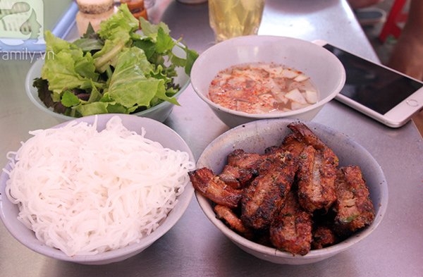 Đi canh giờ, xếp hàng chờ ghế: Quán ăn 'không nhanh hết phần'