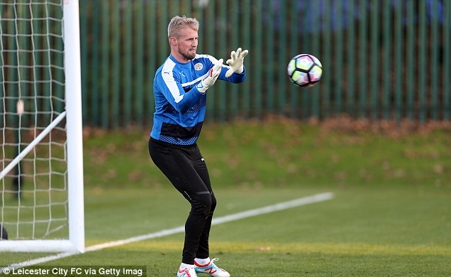  Thủ thành Schmeichel bắt đầu tập luyện trở lại sau khi nghỉ 1 tháng do gãy tay 