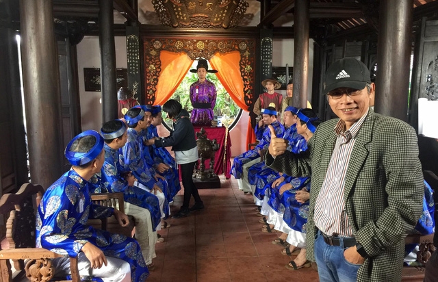 Đạo diễn Phạm Đông Hồng trong một cảnh của hài tết Chôn nhời 4 sắp ra mắt. Ảnh: PĐH.