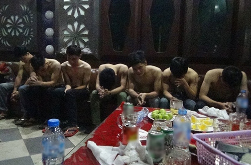 15-thanh-nien-coi-ao-trong-tiec-thuoc-lac