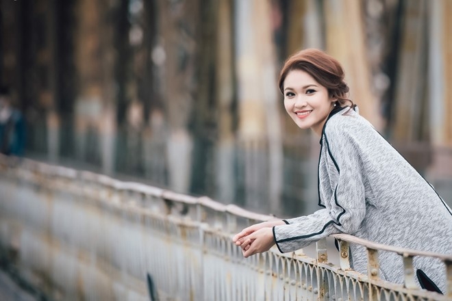 A hau Thuy Dung dien trang phuc thu dong thanh lich hinh anh 2