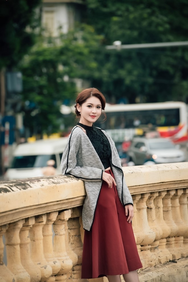A hau Thuy Dung dien trang phuc thu dong thanh lich hinh anh 4