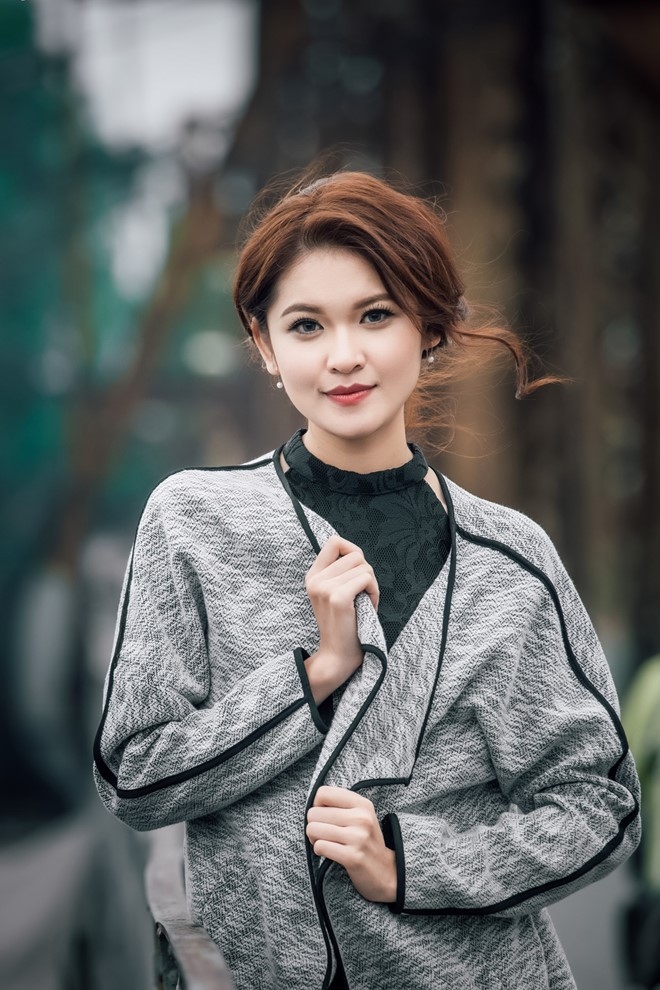 A hau Thuy Dung dien trang phuc thu dong thanh lich hinh anh 6