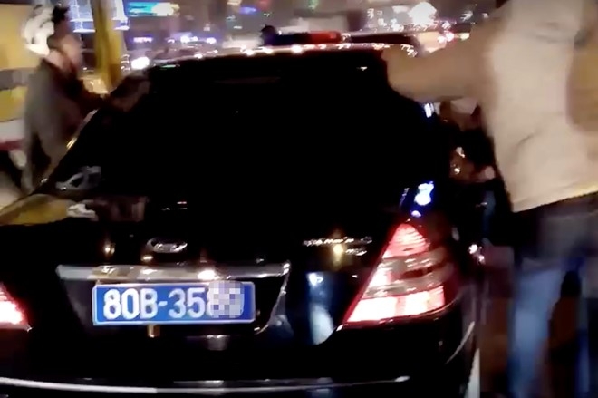 Clip dan Ha Noi truy duoi oto bien xanh gay tai nan bo chay hinh anh 1