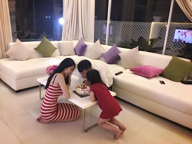 Cong Vinh don sinh nhat ben me con Thuy Tien sau giai nghe hinh anh 1