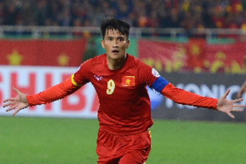 le cong vinh chia se ly do vi sao lai khoc khi hat quoc ca hinh anh 3
