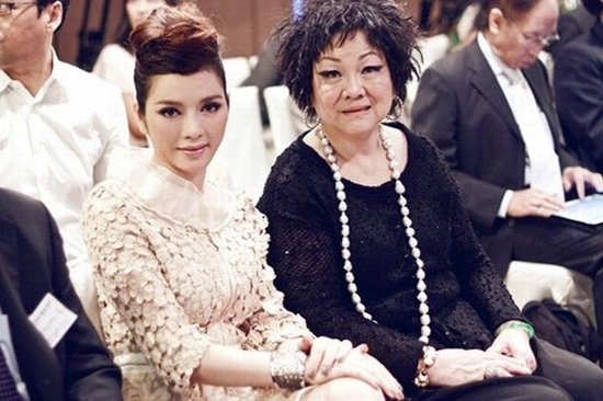 Ngạc nhiên 'đại gia đình' toàn tỷ phú của Lý Nhã Kỳ