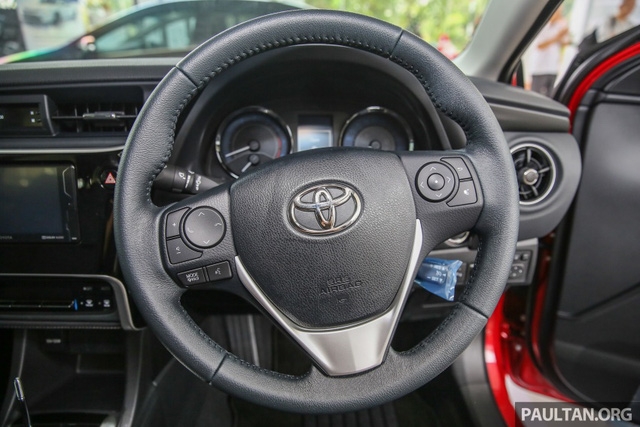  Bản thân các nút bấm đa chức năng trên vô lăng cũng được cải tiến trong khi cụm đồng hồ có giao diện khác biệt. 