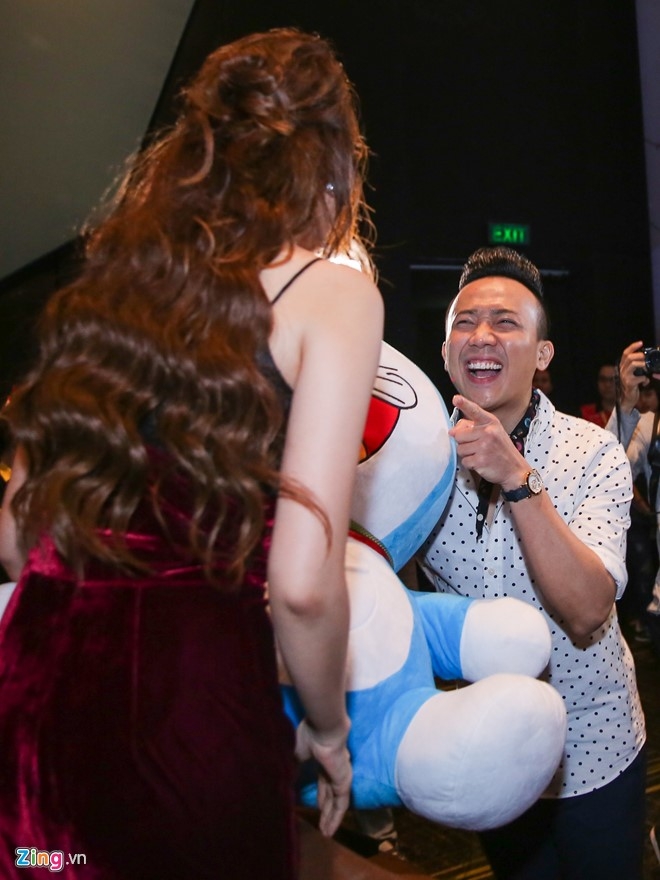 Hari Won, Tran Thanh lien tuc om hon o hop bao truoc le cuoi hinh anh 2