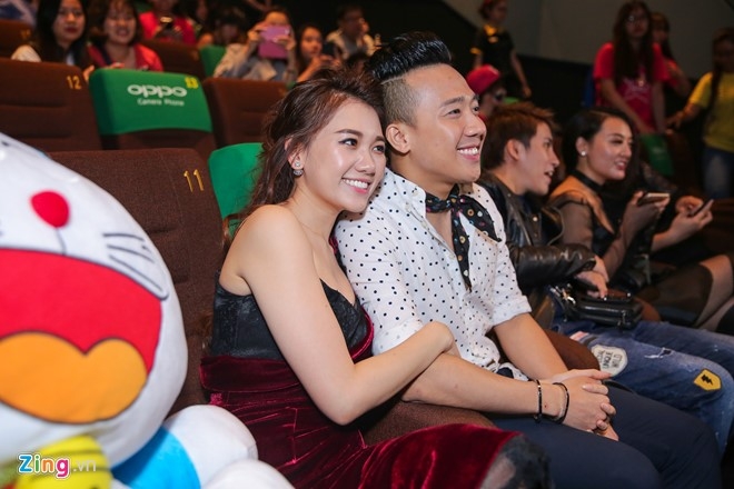Hari Won, Tran Thanh lien tuc om hon o hop bao truoc le cuoi hinh anh 4