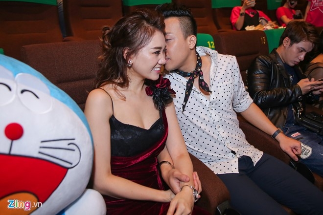 Hari Won, Tran Thanh lien tuc om hon o hop bao truoc le cuoi hinh anh 5