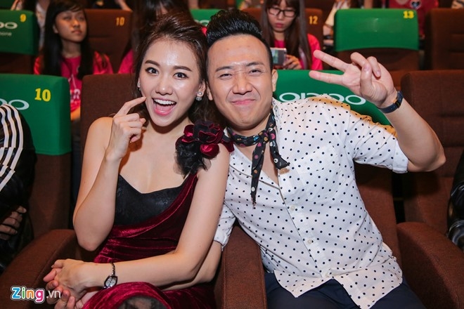 Hari Won, Tran Thanh lien tuc om hon o hop bao truoc le cuoi hinh anh 6