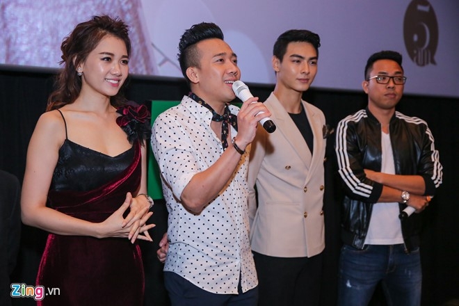 Hari Won, Tran Thanh lien tuc om hon o hop bao truoc le cuoi hinh anh 7