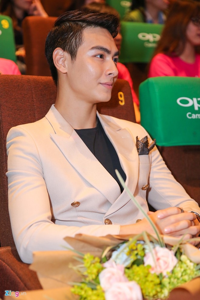 Hari Won, Tran Thanh lien tuc om hon o hop bao truoc le cuoi hinh anh 10
