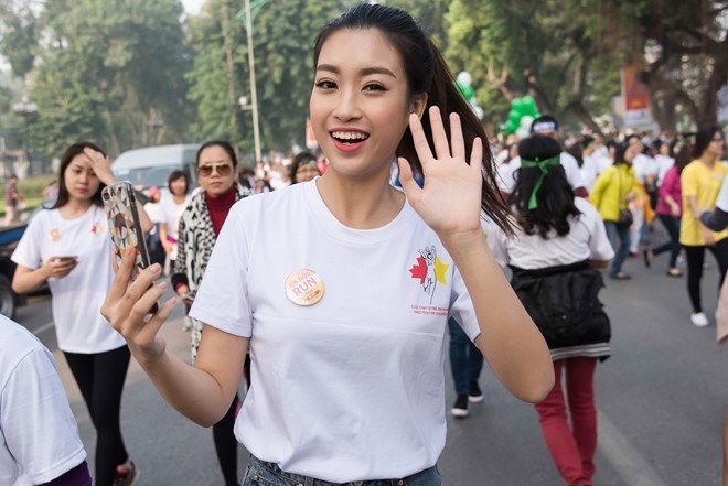 Hoa hau My Linh noi bat tren pho hinh anh 2
